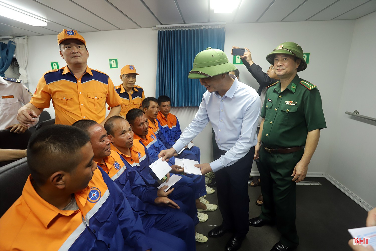 ..., và trao quà hỗ trợ cho các thuyền viên tàu Công Thành 07. bqbht_br_chim-tau-6.jpg