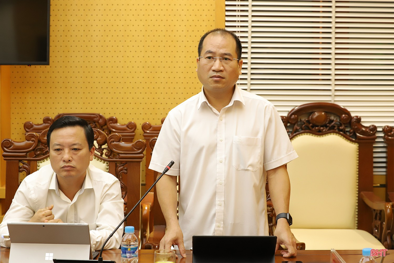 Phó Trưởng ban Thường trực Ban Nội chính Tỉnh ủy Nguyễn Thế Hoàn phát biểu ý kiến tại cuộc họp. bqbht_br_hop-bcd-nq-57-10b.jpg