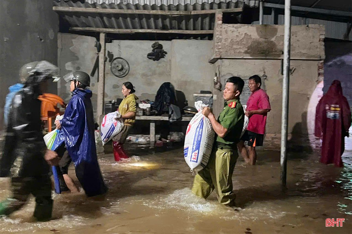 Lực lượng chức năng hỗ trợ người dân di dời tài sản đến nơi an toàn. bqbht_br_mua-lu-o-ha-tinh-02.jpg