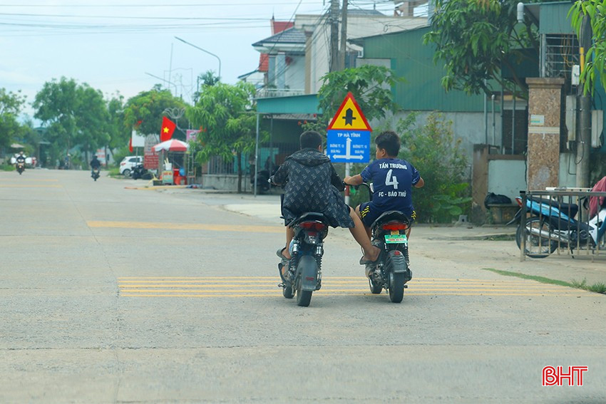 Tình trạng học sinh vi phạm giao thông trong dịp nghỉ hè có dấu hiệu gia tăng. Ảnh chụp trên tuyến huyện lộ 103, xã Tượng Sơn, TP Hà Tĩnh. bqbht_br_tai-nan-giao-thong-3.jpg