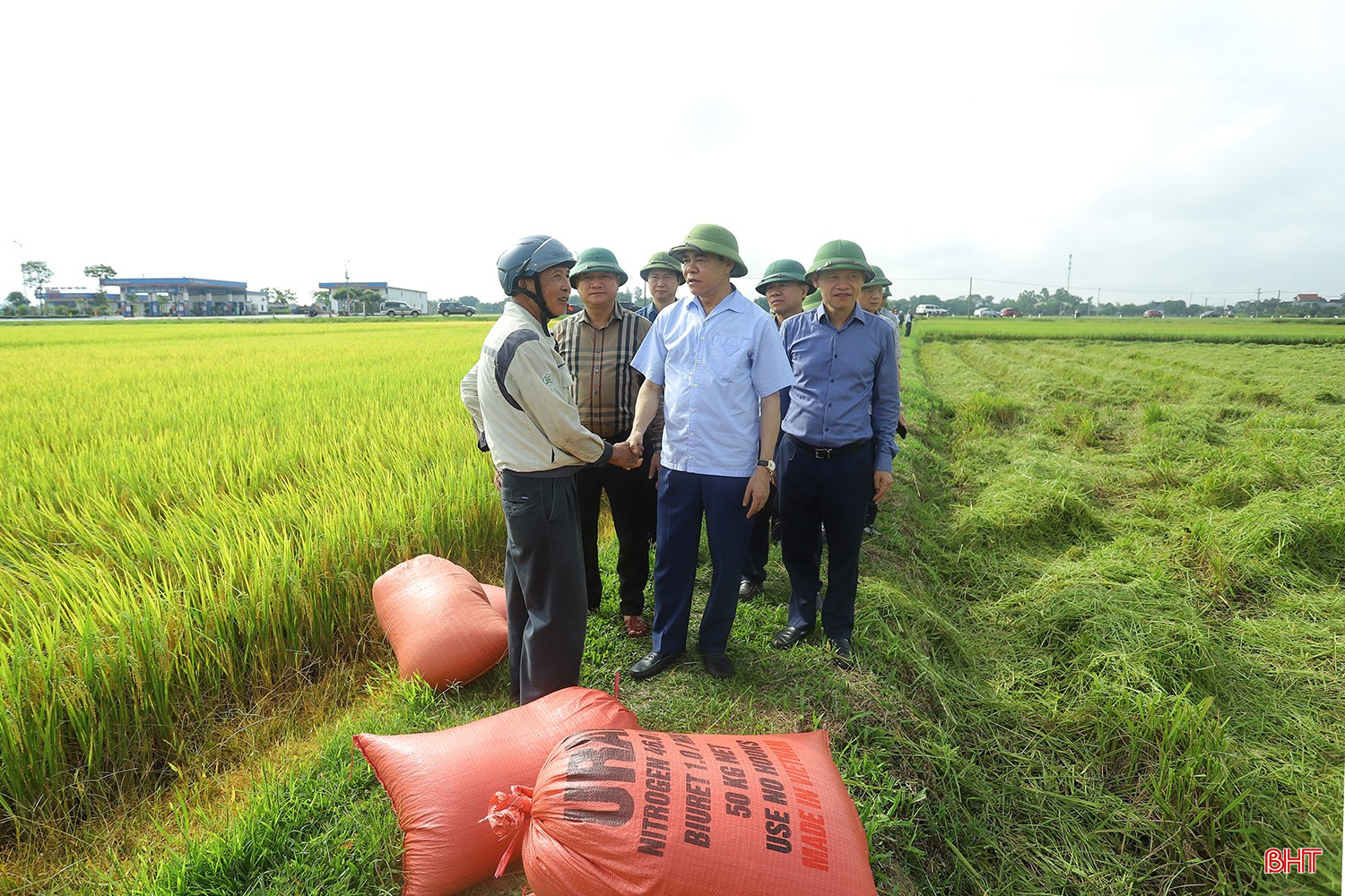 Chủ tịch UBND tỉnh Võ Trọng Hải trò chuyện với bà con nông dân. bqbht_br_chu-tich-tinh-kiem-tra-o-duc-tho-9.jpg