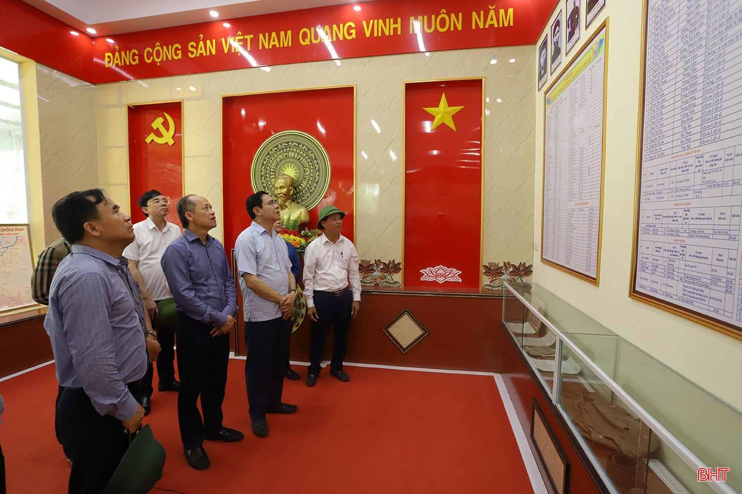 Đoàn công tác của tỉnh thăm nhà truyền thống - thư viện cộng đồng thôn Trung Khánh, xã Lâm Trung Thủy. bqbht_br_chu-tich-tinh-kiem-tra-o-duc-tho-5.jpg