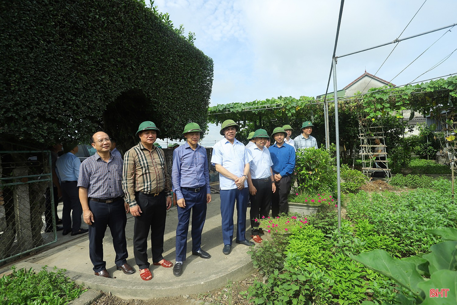 Chủ tịch UBND tỉnh Võ Trọng Hải cùng đoàn công tác kiểm tra khu dân cư nông thôn mới kiểu mẫu thôn Châu Nội, xã Tùng Ảnh. bqbht_br_chu-tich-tinh-kiem-tra-o-duc-tho-3a.jpg