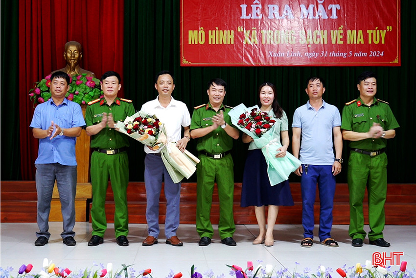 Đại diện Công an tỉnh Hà Tĩnh, Công an huyện Nghi Xuân chúc mừng ra mắt mô hình. Sequence 02.00_00_44_25.Still001.jpg