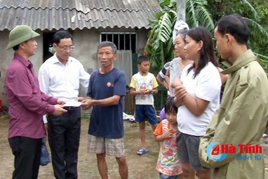 loc xoay lam hu hong 72 ngoi nha 2 nguoi bi thuong