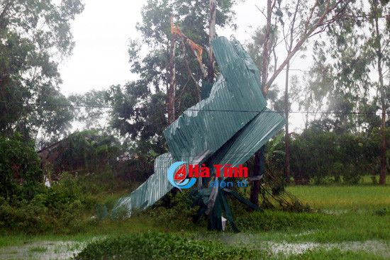 loc xoay lam hu hong 72 ngoi nha 2 nguoi bi thuong