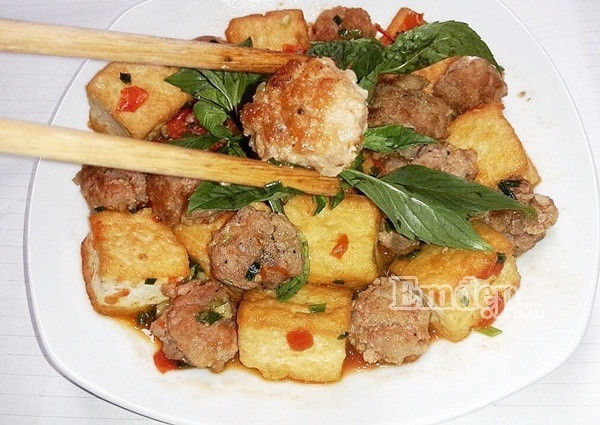bua toi gian di ma ngon com voi mon dau sot thit vien ca chua