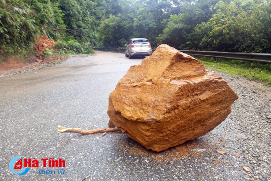 video mua lon gay sat lo nhieu diem tren quoc lo 8a