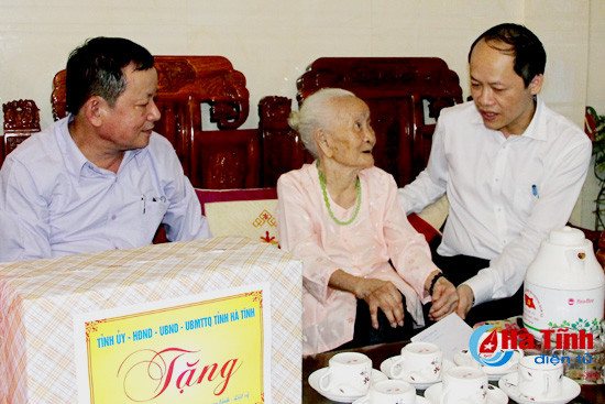 trao qua cho nguoi co cong cac doi tuong chinh sach