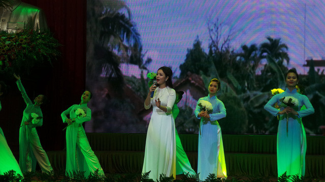 tong bi thu mau dao da no hoa cho dat nuoc hom nay