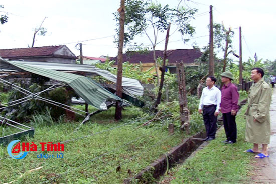 loc xoay lam hu hong 72 ngoi nha 2 nguoi bi thuong