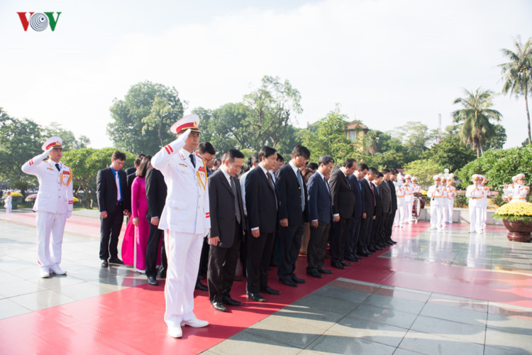 lanh dao dang nha nuoc dang huong tuong niem cac anh hung liet si