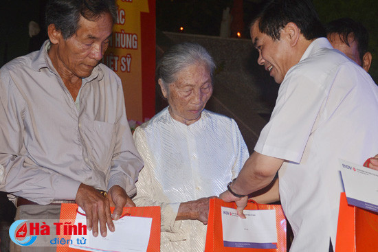 hang ngan ngon nen lung linh tri an cac anh hung liet sy