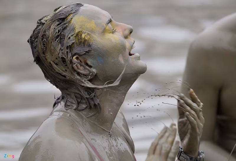 khoanh khac doc dao tai le hoi tam bun han quoc