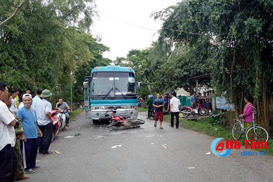 xe khach tong xe may 2 nguoi thuong vong