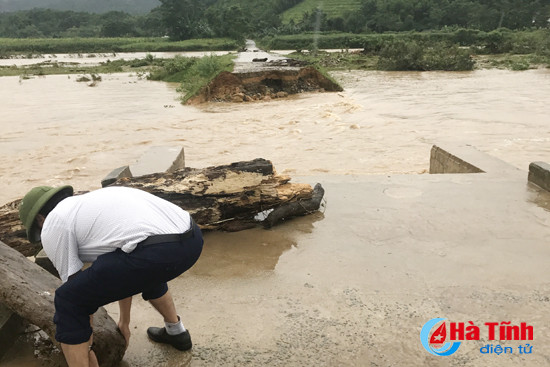 video mua lon gay sat lo nhieu diem tren quoc lo 8a