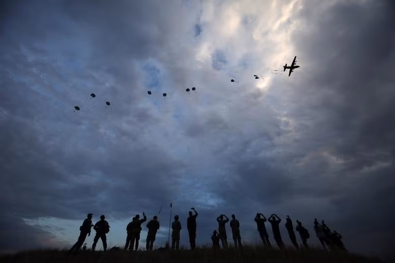 phi doi bay cua my trinh dien tren bau troi paris vao top anh tuan