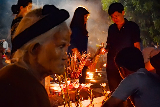 hang ngan ngon nen lung linh tri an cac anh hung liet sy