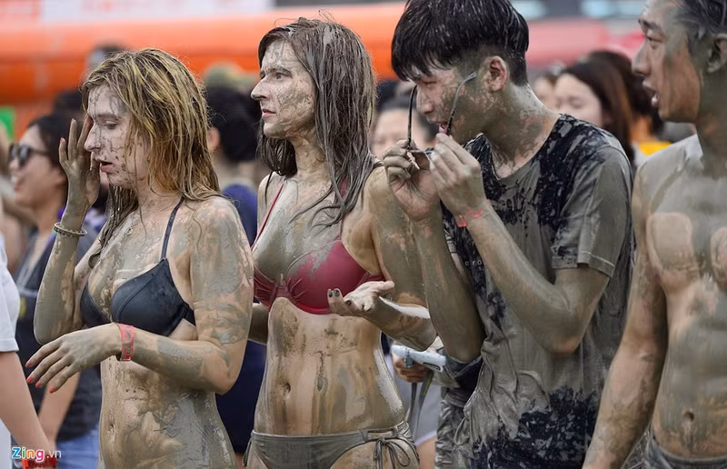 khoanh khac doc dao tai le hoi tam bun han quoc