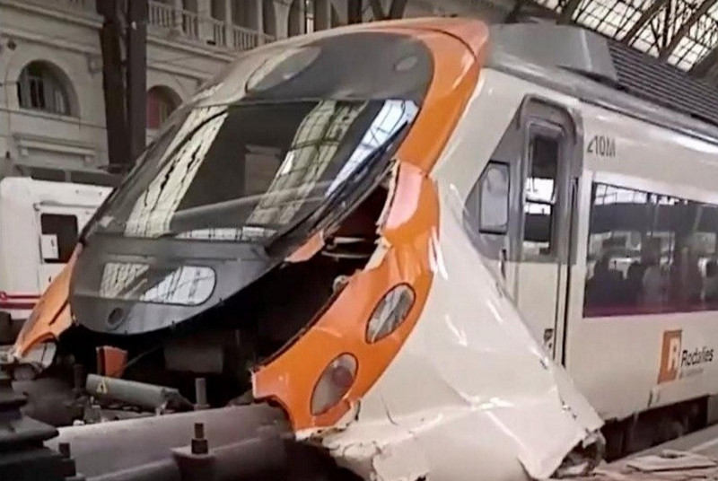 tau hoa dam vao nha ga o tay ban nha khien it nhat 54 nguoi bi thuong