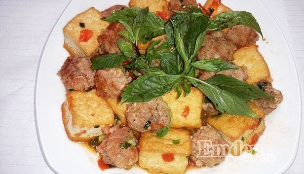 bua toi gian di ma ngon com voi mon dau sot thit vien ca chua