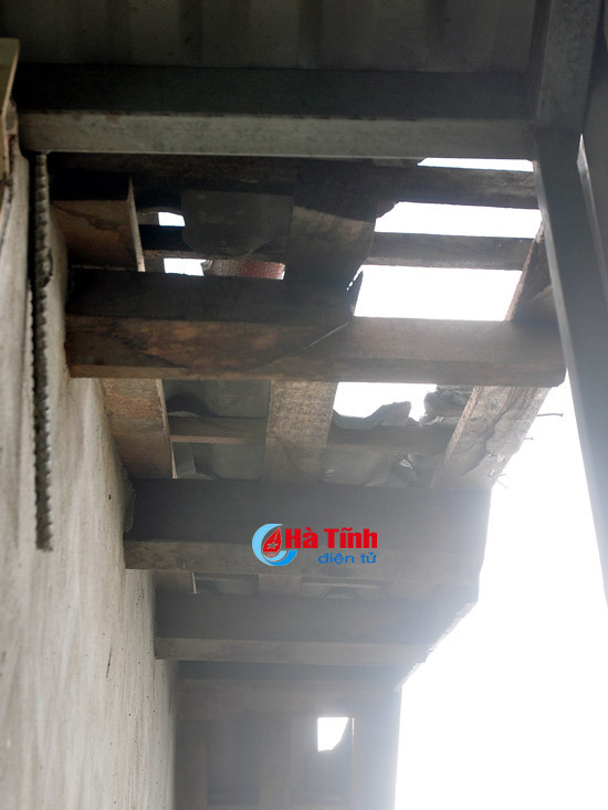 set danh thang vao nha nhieu do dien cua 4 ho dan bi hu hong