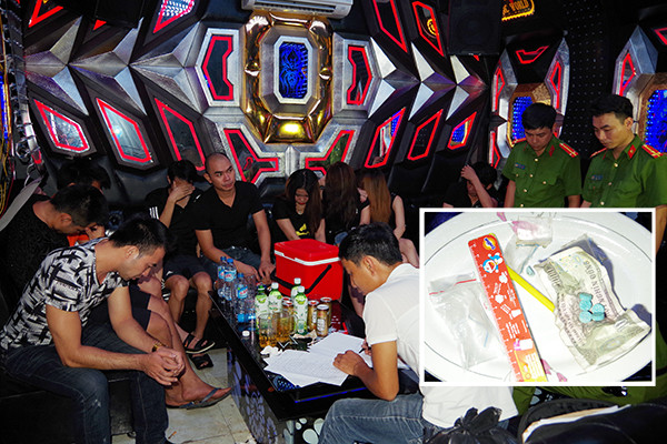 bat 10 nam thanh nu tu bay lac trong quan karaoke