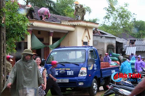 loc xoay lam hu hong 72 ngoi nha 2 nguoi bi thuong