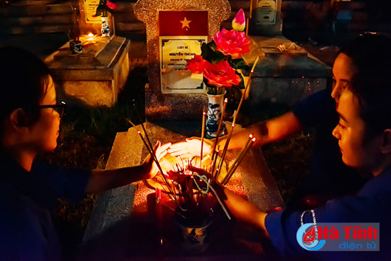 hang ngan ngon nen lung linh tri an cac anh hung liet sy