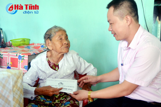 lanh dao ha tinh tang qua doi tuong chinh sach dip 27 7
