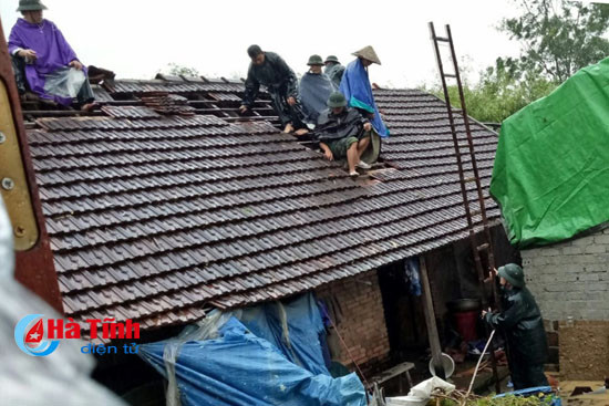 loc xoay lam hu hong 72 ngoi nha 2 nguoi bi thuong