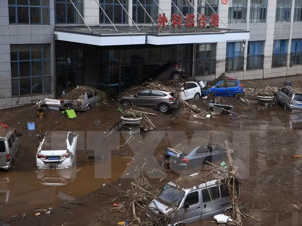 se dua cong dan viet nam gap nan do lu quet o trung quoc ve nuoc