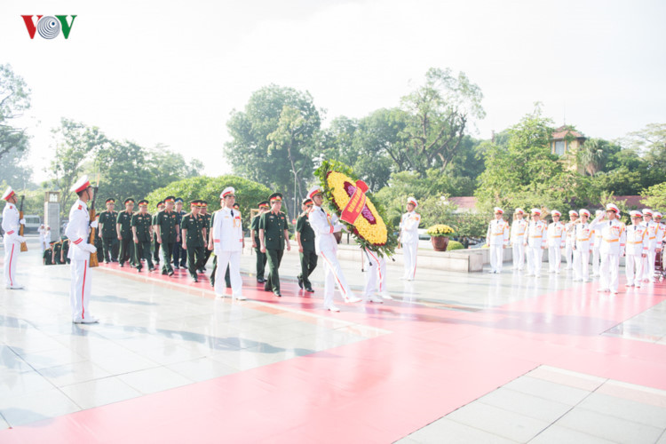 lanh dao dang nha nuoc dang huong tuong niem cac anh hung liet si