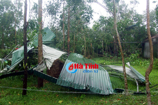 loc xoay lam hu hong 72 ngoi nha 2 nguoi bi thuong