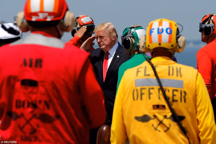 can canh tau san bay 12 9 ty usd mang thong diep 100 000 tan cua my