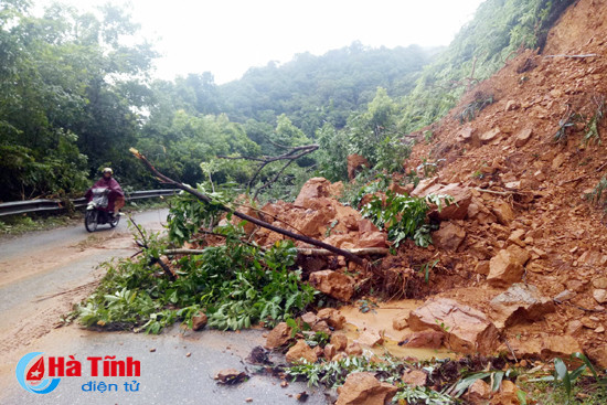 video mua lon gay sat lo nhieu diem tren quoc lo 8a