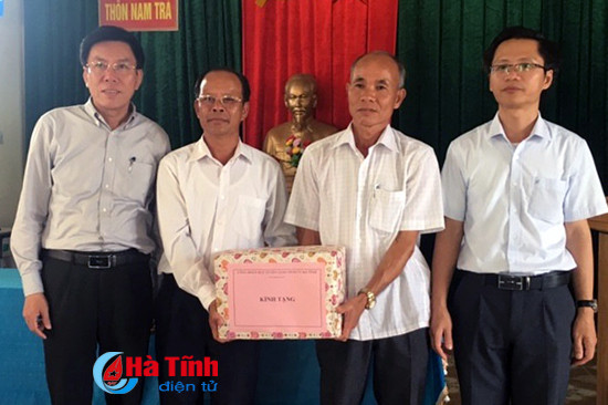 trao qua cho nguoi co cong cac doi tuong chinh sach