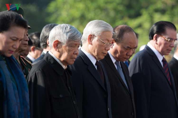 lanh dao dang nha nuoc dang huong tuong niem cac anh hung liet si