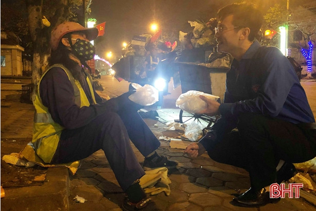 Giao thừa thầm lặng của những người mải lo... “dọn phố”