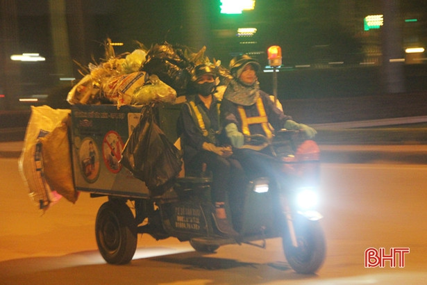 Giao thừa thầm lặng của những người mải lo... “dọn phố”