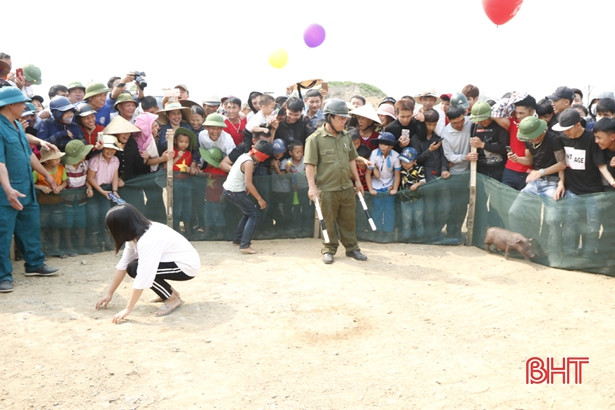 Du khách trẩy hội chùa Hương “đã mắt” với các trò chơi dân gian