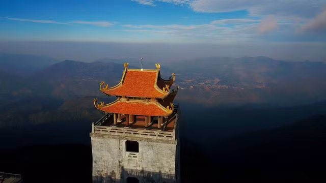 Ngắm dáng chùa Việt ẩn trong dáng núi, đẹp kỳ ảo giữa chốn mây bồng