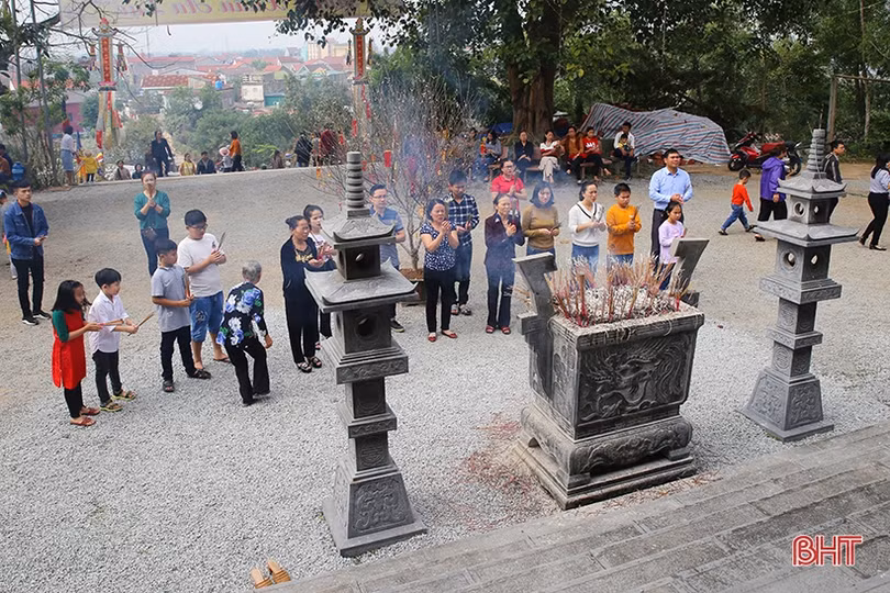 Người dân Hà Tĩnh náo nức đi lễ chùa, hái lộc đầu xuân