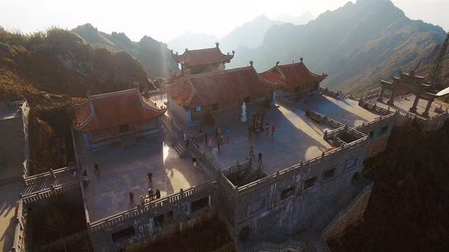 Ngắm dáng chùa Việt ẩn trong dáng núi, đẹp kỳ ảo giữa chốn mây bồng