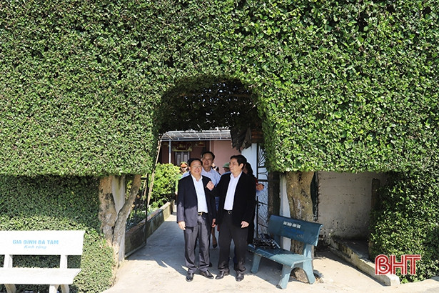 Trưởng ban Tổ chức Trung ương Phạm Minh Chính dâng hương cố Tổng Bí thư Trần Phú