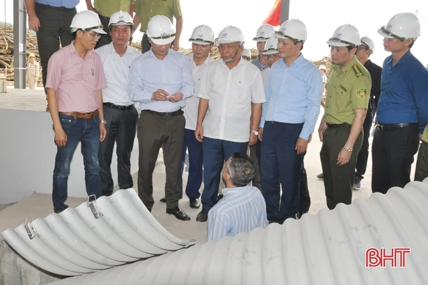 Chủ tịch UBND tỉnh Đặng Quốc Khánh trồng cây đầu xuân và kiểm tra sản xuất tại Vũ Quang