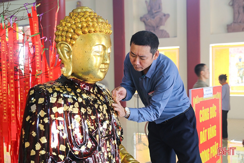 Người dân Hà Tĩnh náo nức đi lễ chùa, hái lộc đầu xuân