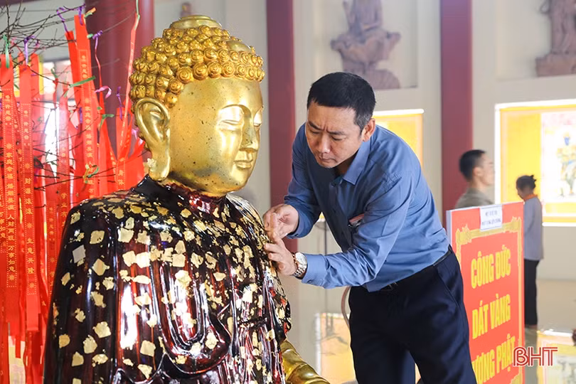 Người dân Hà Tĩnh náo nức đi lễ chùa, hái lộc đầu xuân