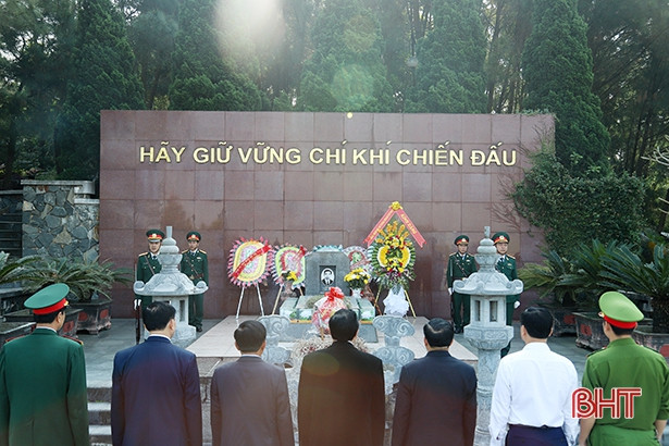 Trưởng ban Tổ chức Trung ương Phạm Minh Chính dâng hương cố Tổng Bí thư Trần Phú