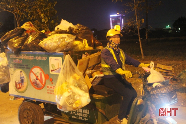 Giao thừa thầm lặng của những người mải lo... “dọn phố”